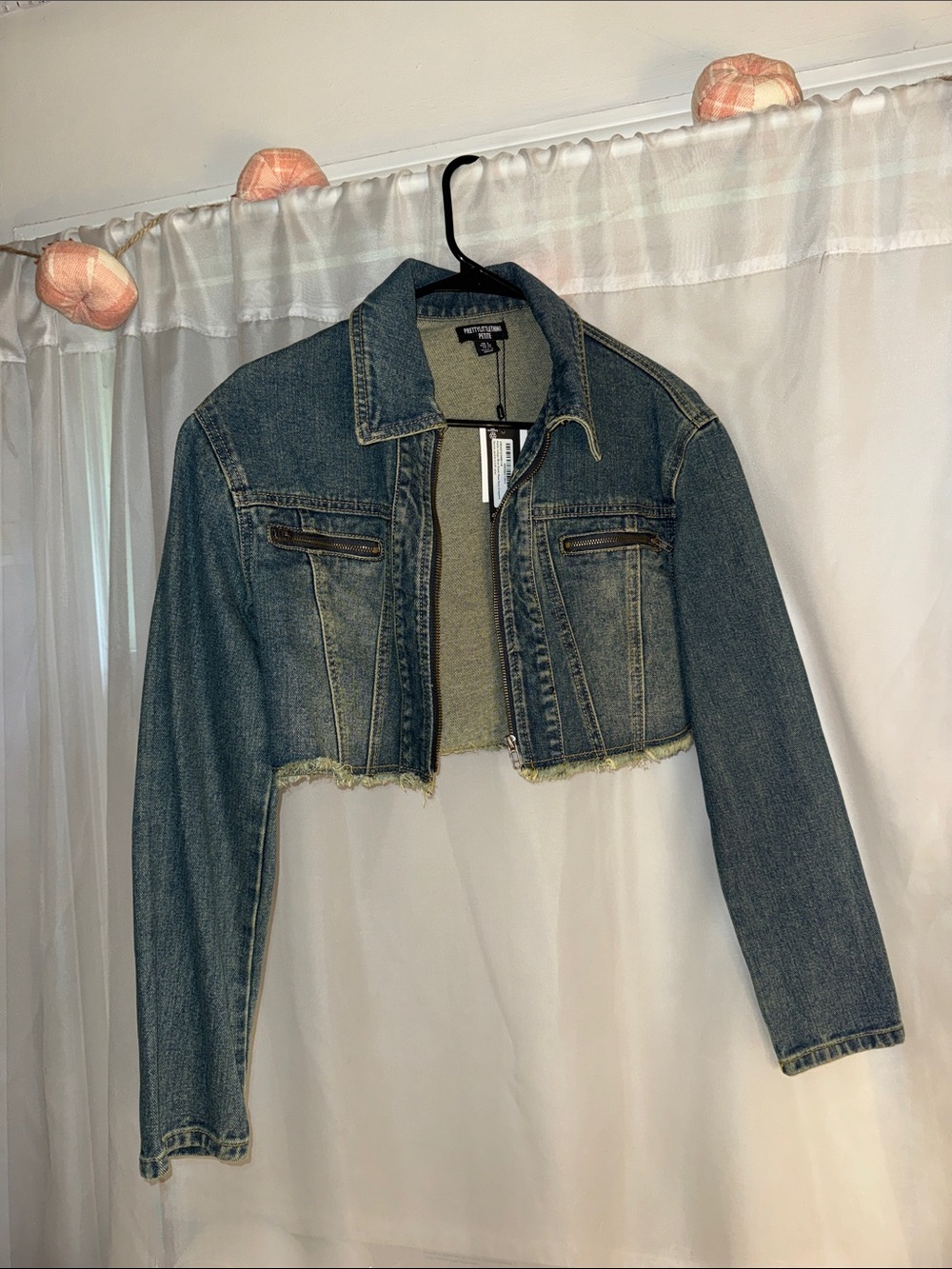 PrettyLittleThing Cropped Denim Jacket in Medium Blue Wash